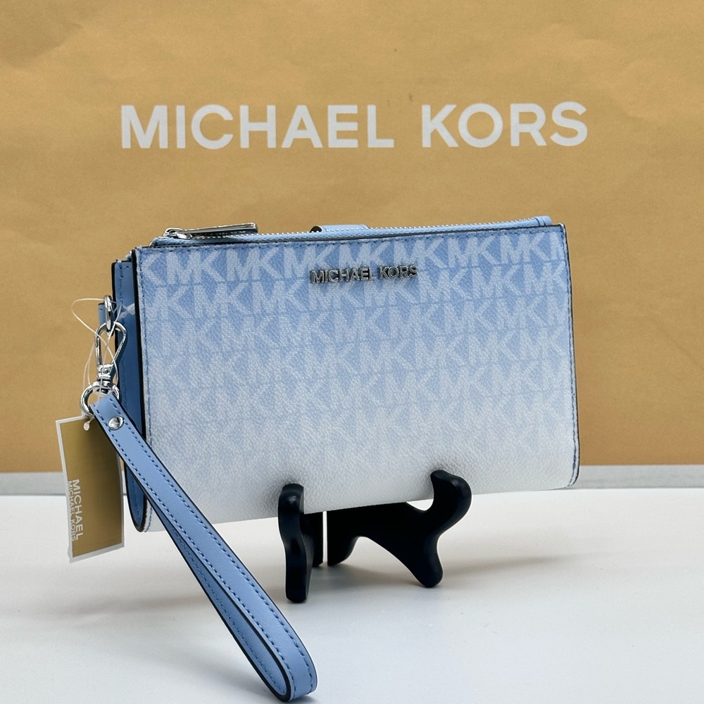 MICHAEL KORS
Jet Set Large Ombré Logo Wristlet Lt Sky - Picture 2 of 16